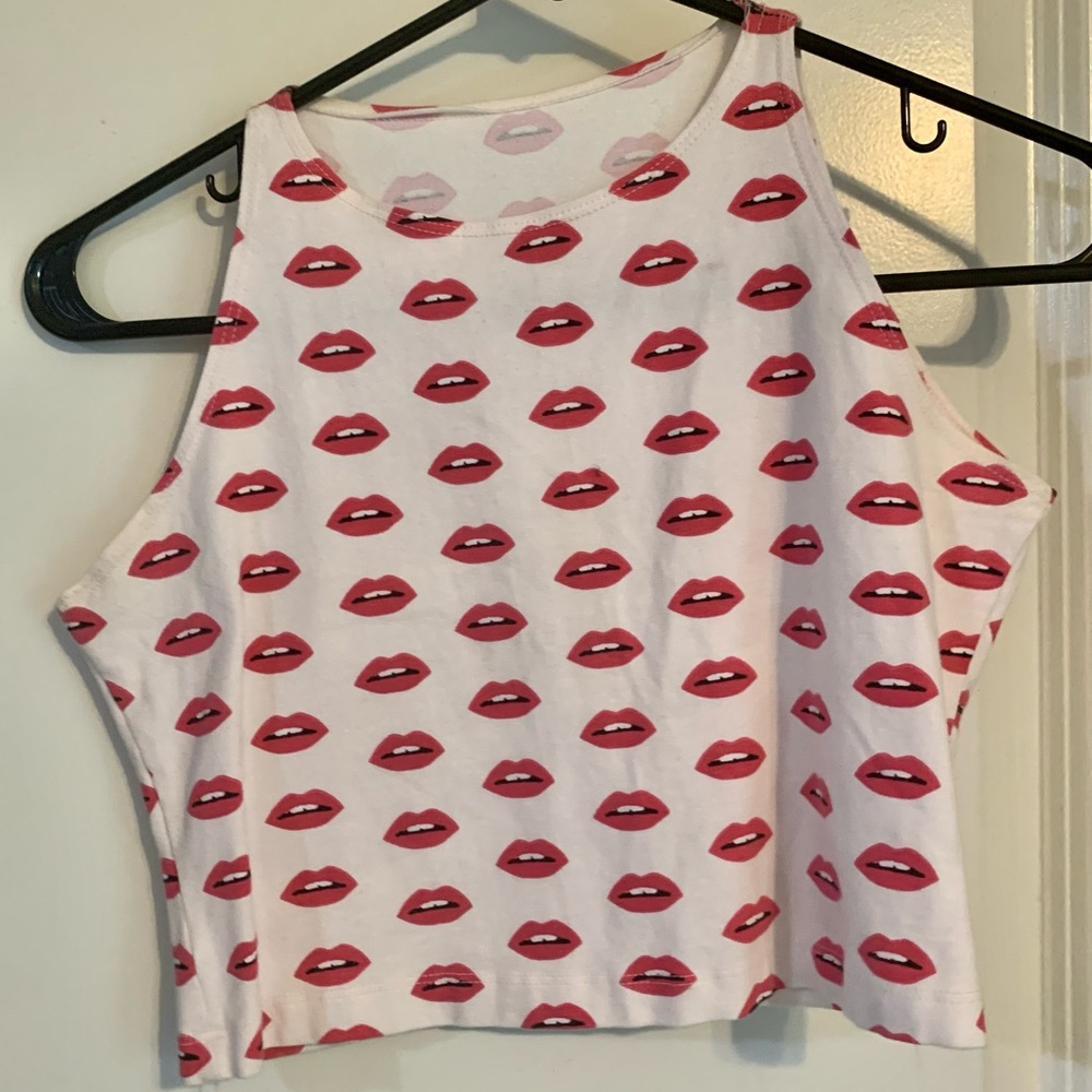 Graphic crop top- pink lips